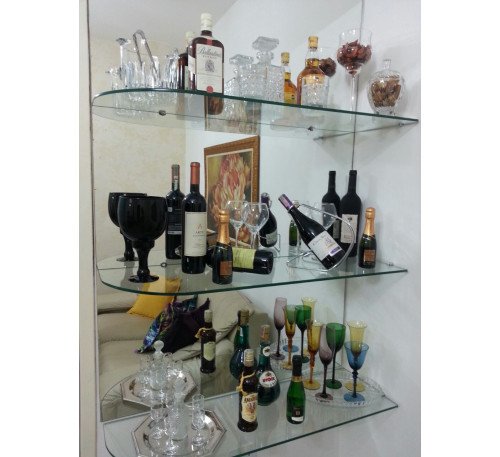 bar bedidas espelho (vivix) de fundo com prateleiras